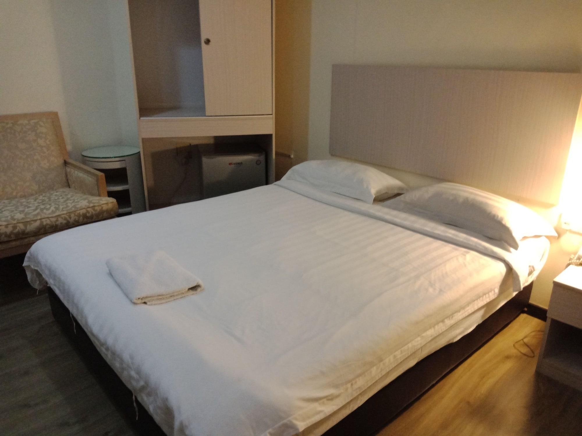 Hotel Zamburger Bukit Segar Черас Екстер'єр фото