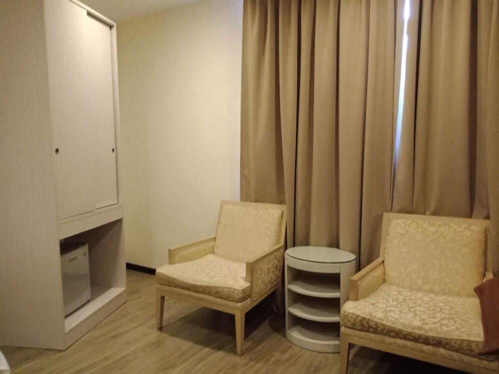 Hotel Zamburger Bukit Segar Черас Екстер'єр фото