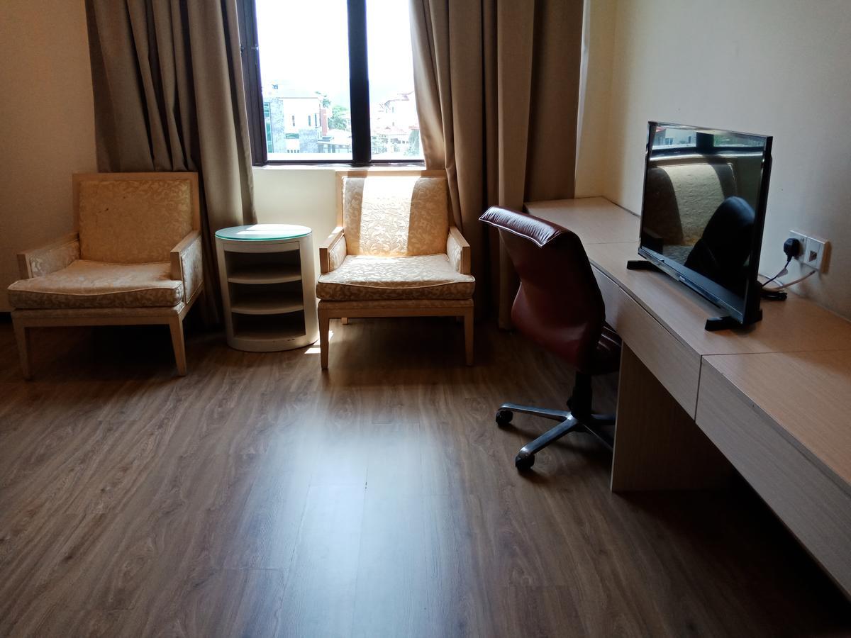 Hotel Zamburger Bukit Segar Черас Екстер'єр фото